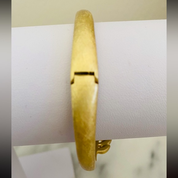 Best in jewelry and accessories -Brand new Gold tone leaf cut bracelet - Picture 3 of 3